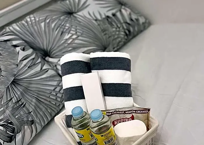 Отель Posh 1br @ Sm Southmall W/ 100mbps And Netflix 5*